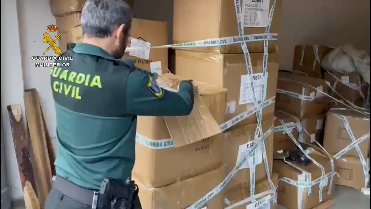 Intervenida más de 280.000 prendas falsificadas en un polígono industrial de Pinto