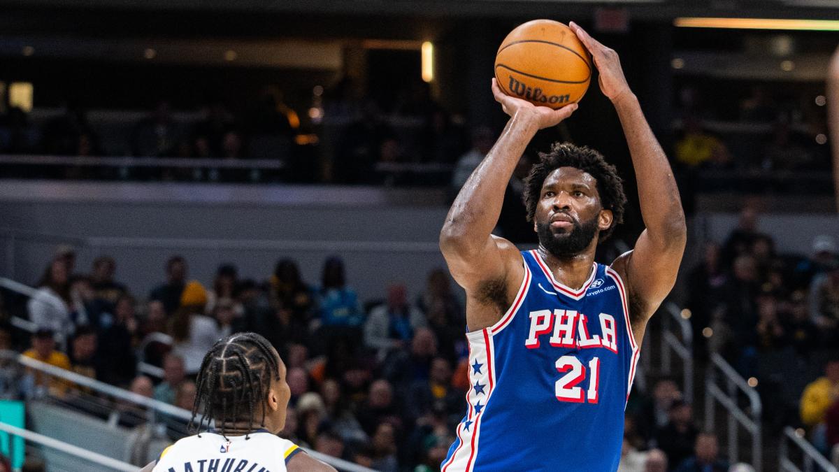 Joel Embiid, sancionado con tres partidos por empujar a un periodista
