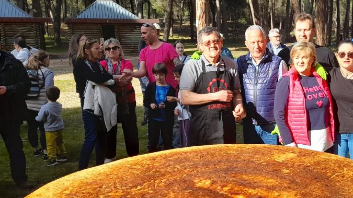 Así se da la vuelta a una tortilla gigante de 900 huevos en un pueblo de Valladolid