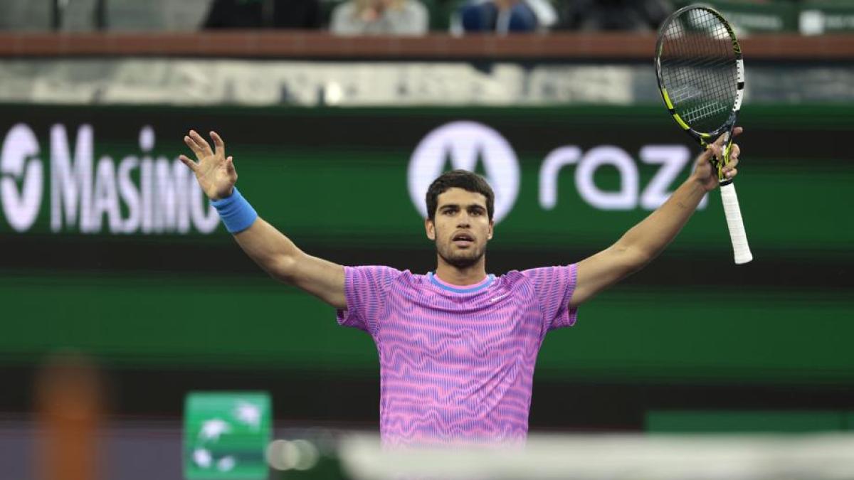 En pie, desfila Alcaraz