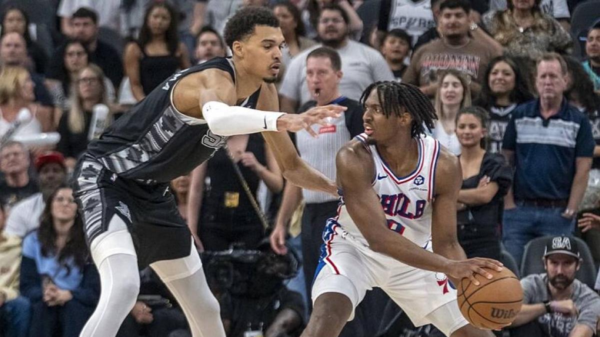 Tyrese Maxey, con 52 puntos, pasa por encima de Wembanyama