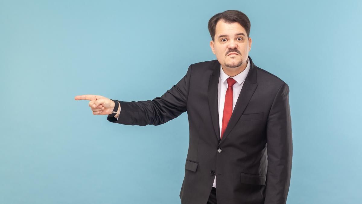 ¿Cuál es el origen de la expresión “echar con cajas destempladas”?