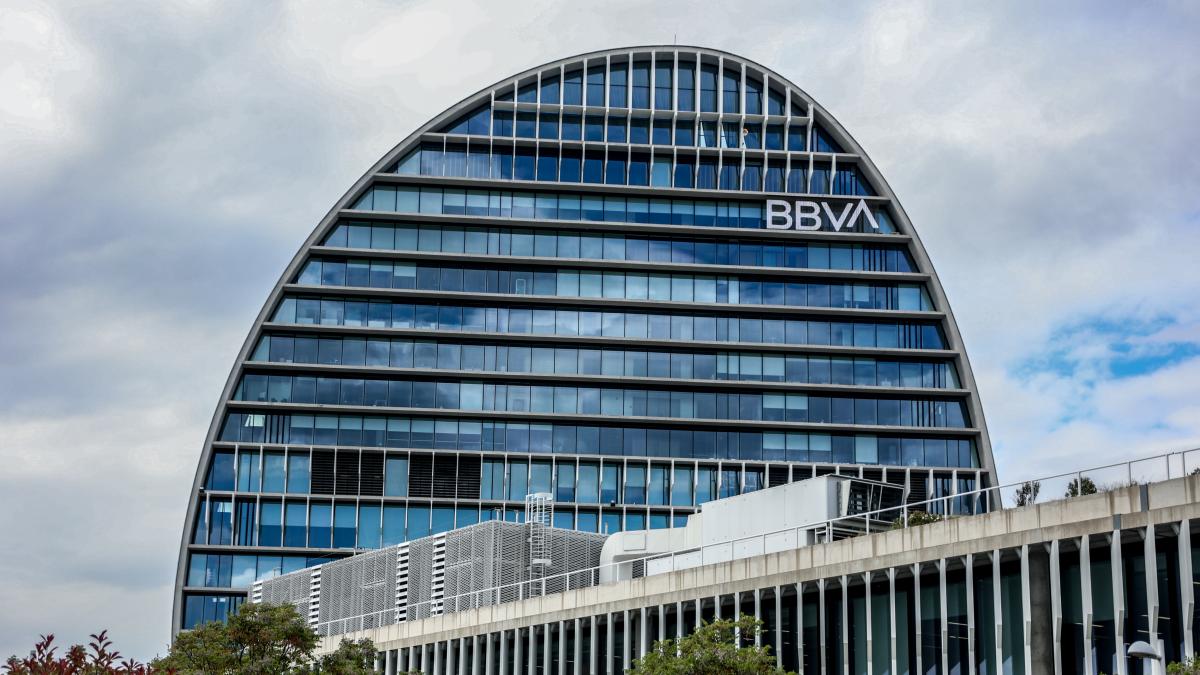 BBVA reorganiza su cúpula en plena opa por Banc Sabadell