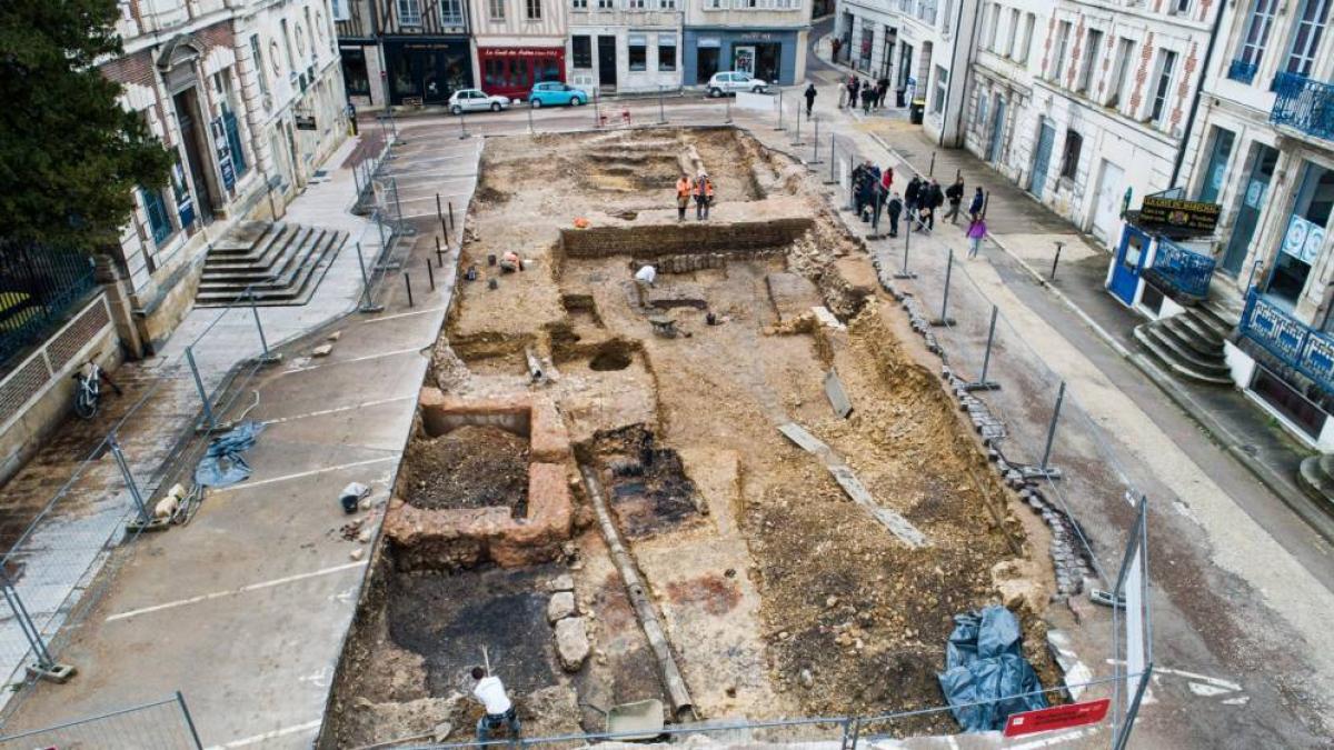 La necrópolis romana llena de tumbas de bebés descubierta bajo una plaza del centro de Auxerre
