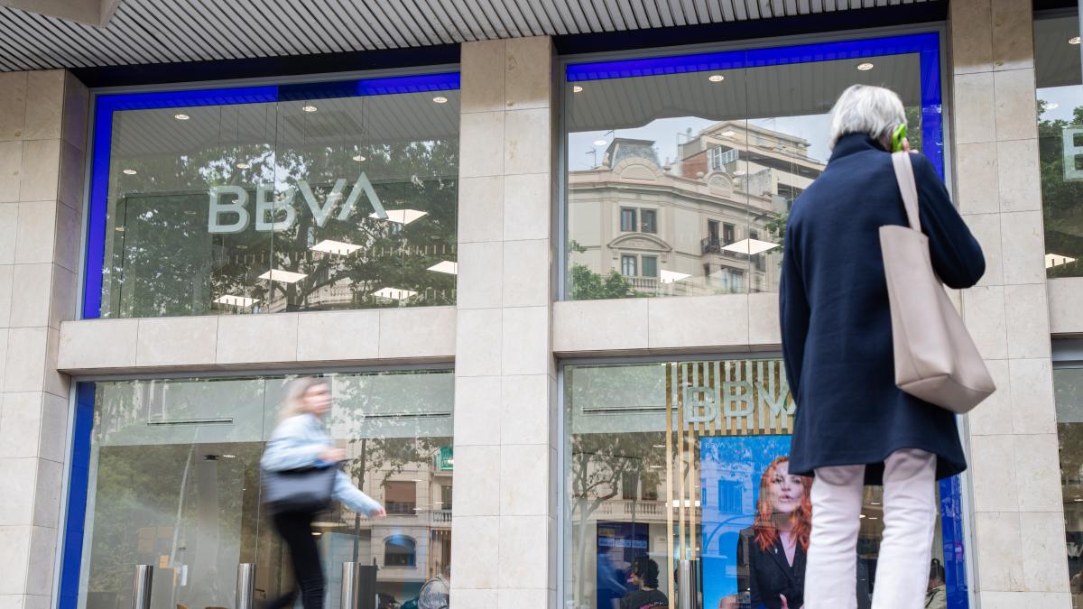 Foment presiona a la CNMC para frenar la opa del BBVA al Banco Sabadell