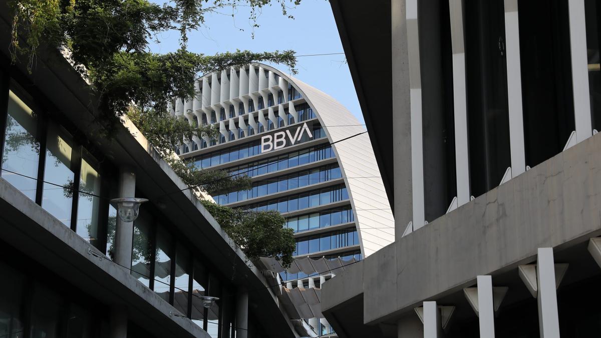 El BBVA pierde 12.200 millones de valor en bolsa en la batalla por el Sabadell