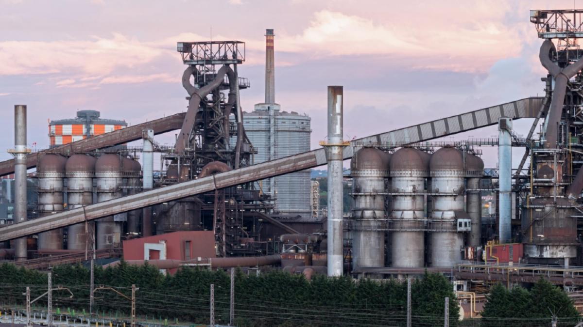 Una explosión en la planta gijonesa de Arcelor deja al menos tres heridos por quemaduras