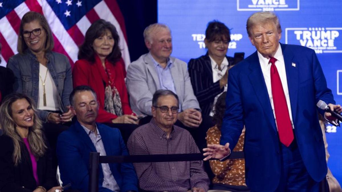 Un mitin de Trump se convierte en un recital de canciones tras dos desmayos entre el público