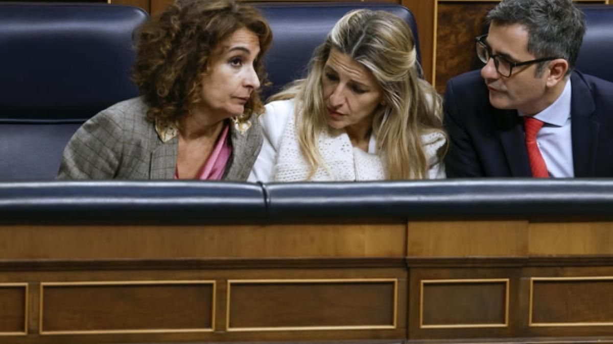 Hacienda aprueba el impuesto reforzado a la banca y el mínimo del 15% de sociedades, pero pierde la subida del diésel