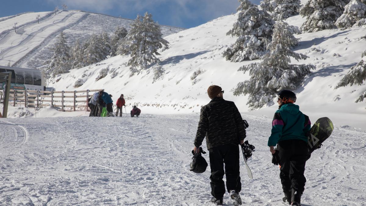La nieve obliga a circular con cadenas en varios puertos de la sierra en Madrid