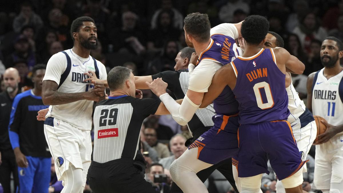 Expulsan a tres jugadores en el duelo entre Suns y Mavericks por una pelea a puñetazos