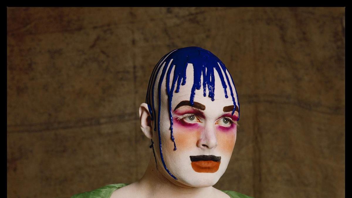 Vestido de noche, desnudo de día