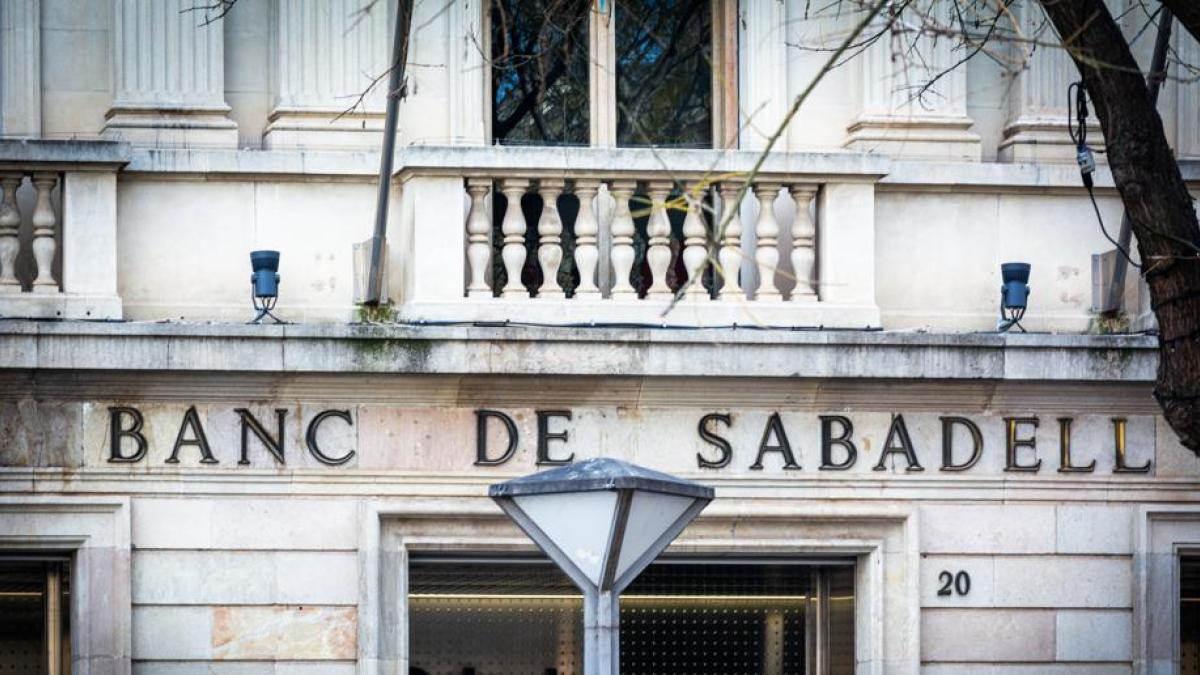 La autoridad de competencia catalana y la española chocan por la opa al Sabadell