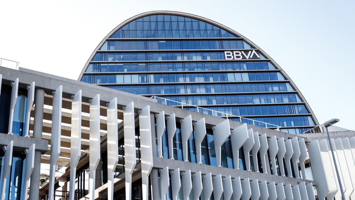 El BBVA ajusta la oferta de canje en la opa sobre el Sabadell tras el pago de los dividendos