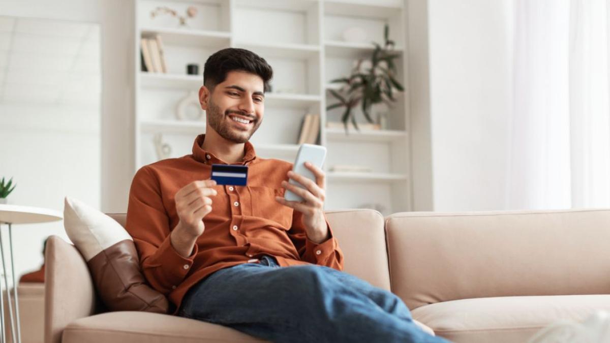 720 euros de regalo o una TV Samsung gratis: estos son los 9 bancos que se están peleando por tu nómina