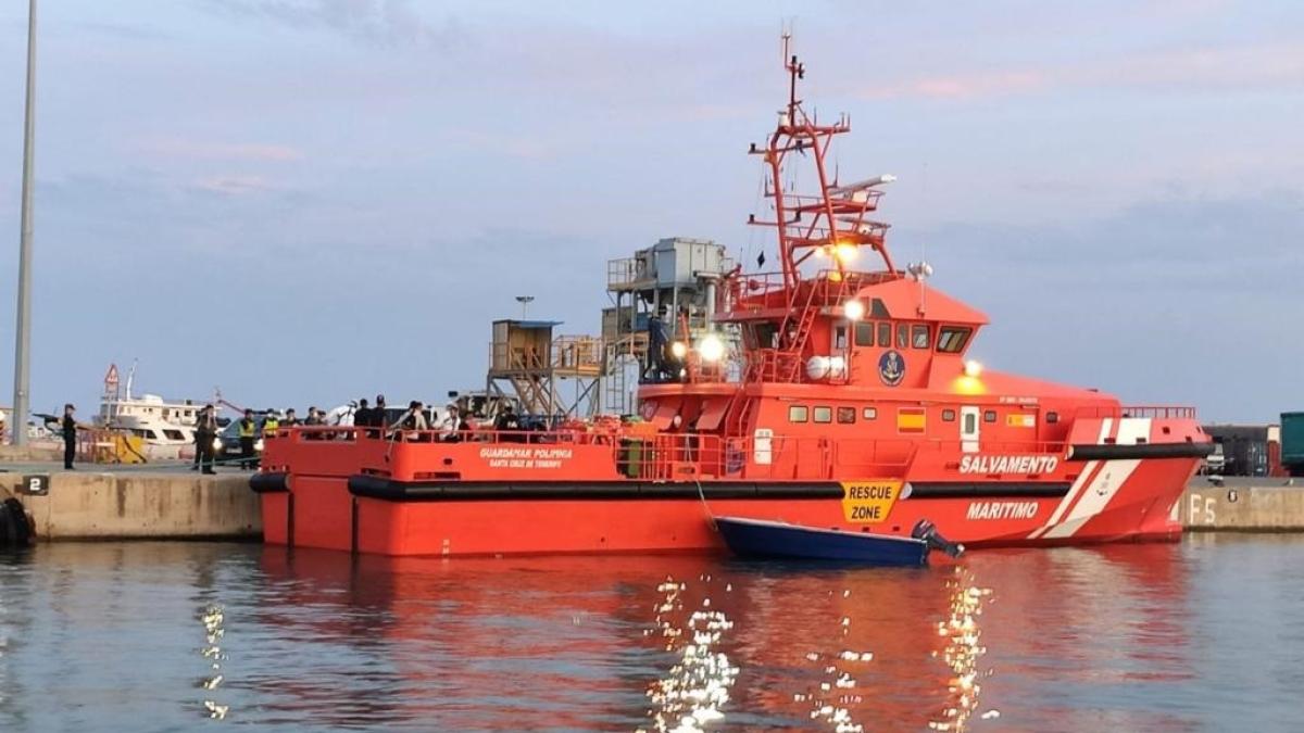 Rescatan en aguas de Ibiza a 19 migrantes llegados en una patera