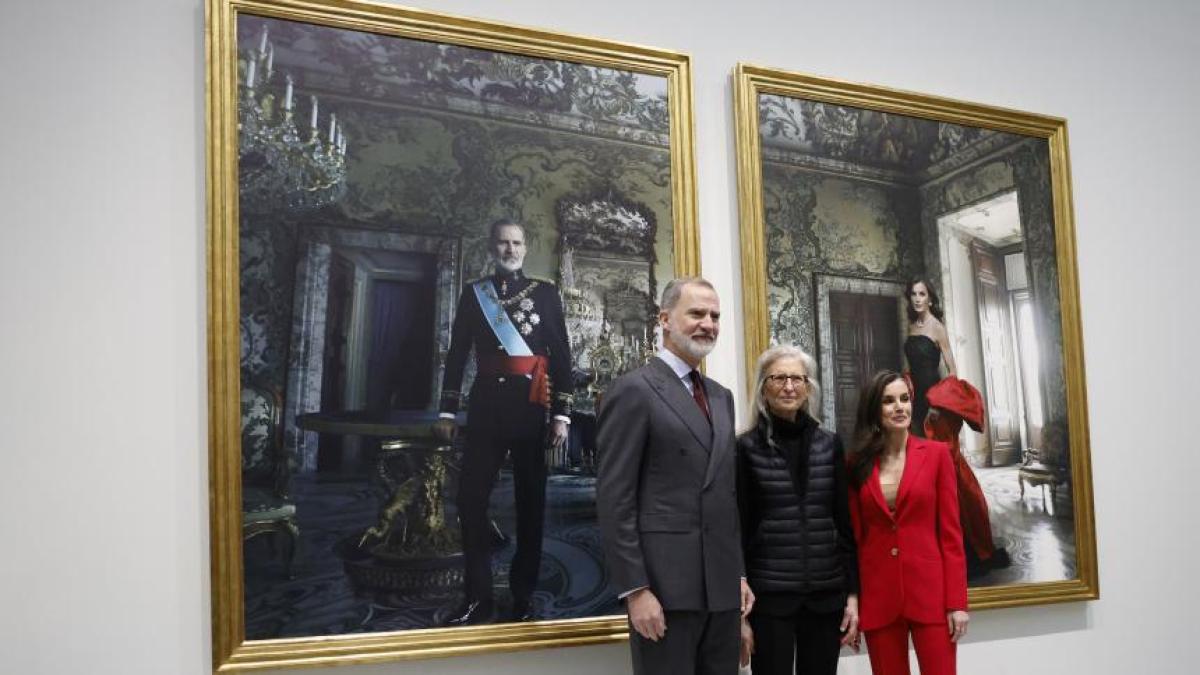 Felipe y Letizia frente a los reyes de Annie Leibovitz