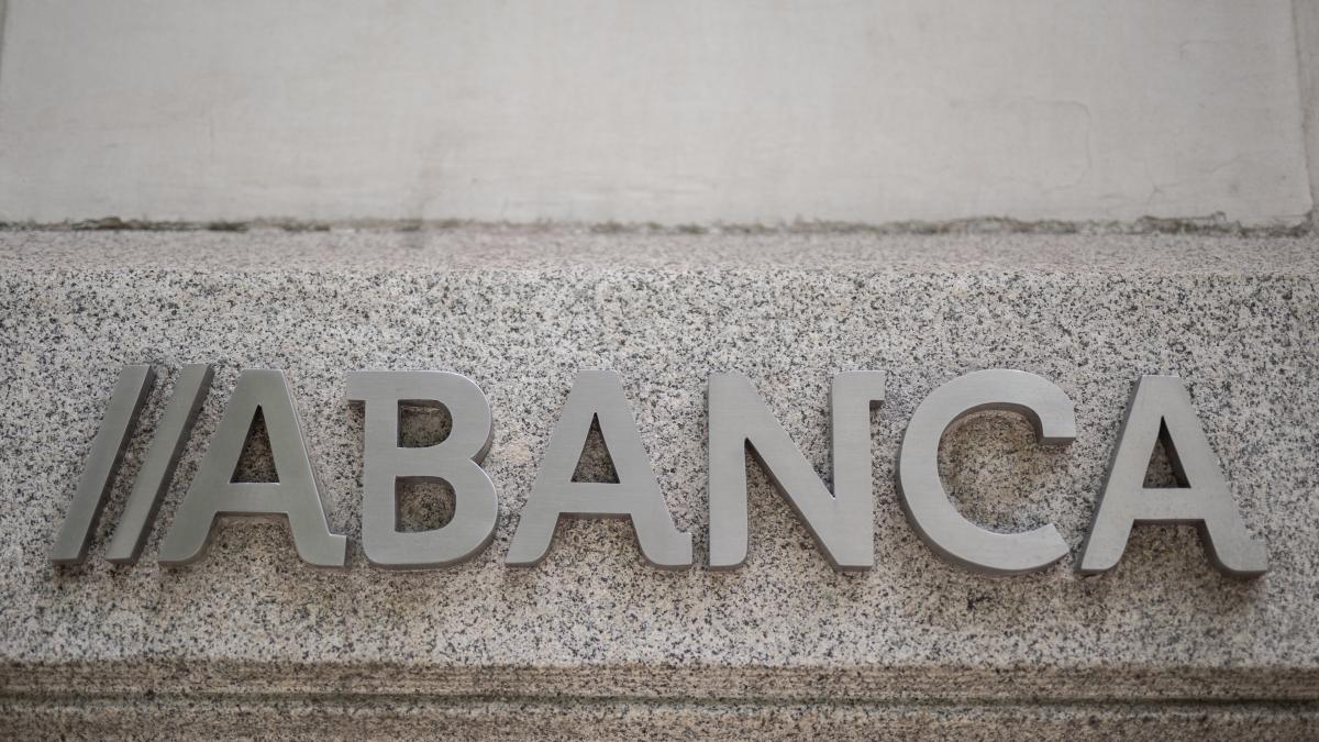Abanca niega “interés” en una operación con Sabadell tras pedir el Gobierno al banco catalán una fusión
