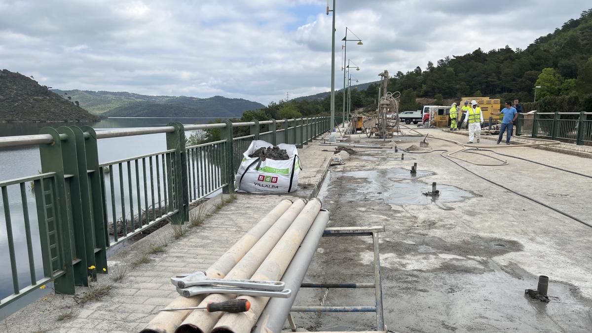Avanzan los trabajos para reparar la filtración en lo alto de la presa de Rialb