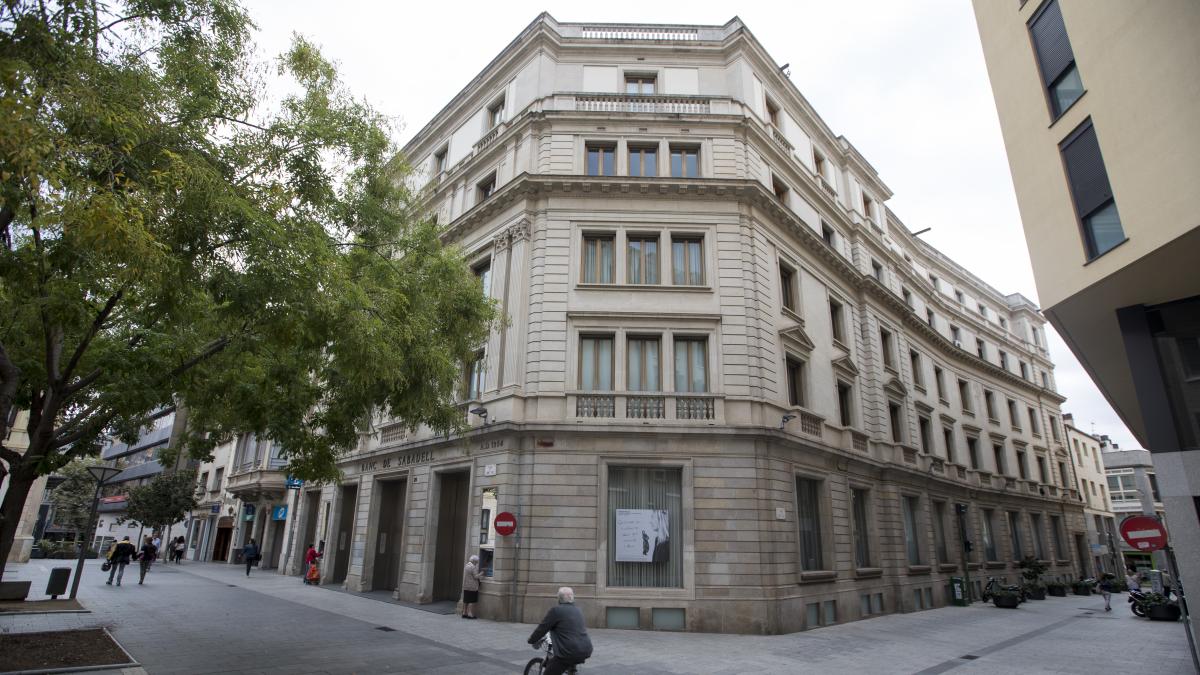 El Gobierno espera que el Sabadell aborde una fusión que haga fracasar la opa del BBVA