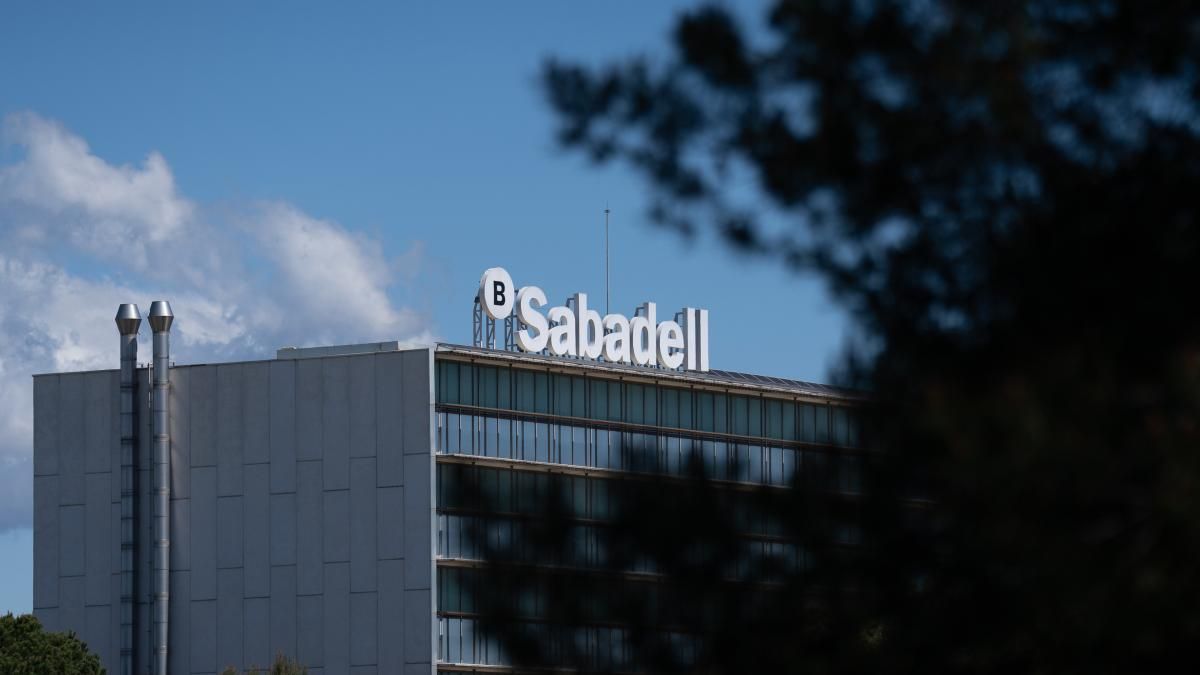 La OCU ve “irregular” la consulta sobre la opa al Sabadell y pide que los accionistas decidan