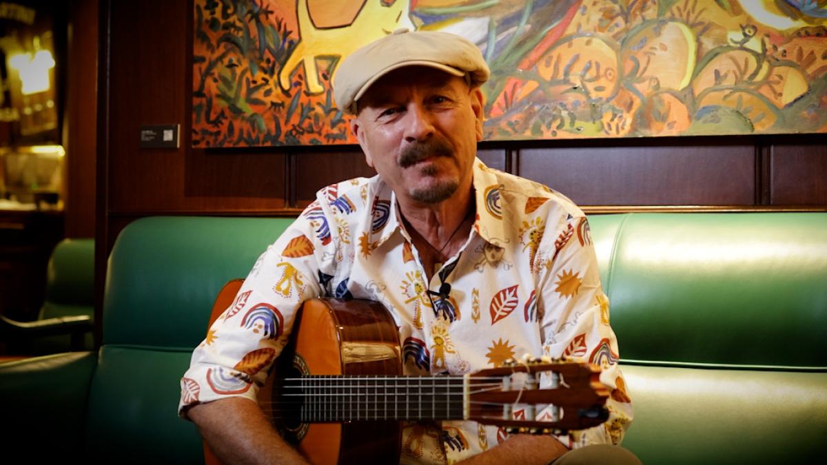 “Cantábamos en bares y hoy cantan en redes: será progreso, pero también soledad”