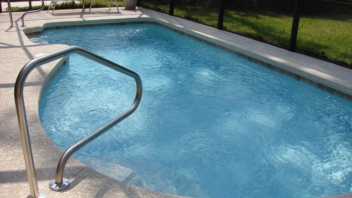 Muere un niño de tres años en Lucena tras dos semanas hospitalizado por una caída accidental en una piscina privada