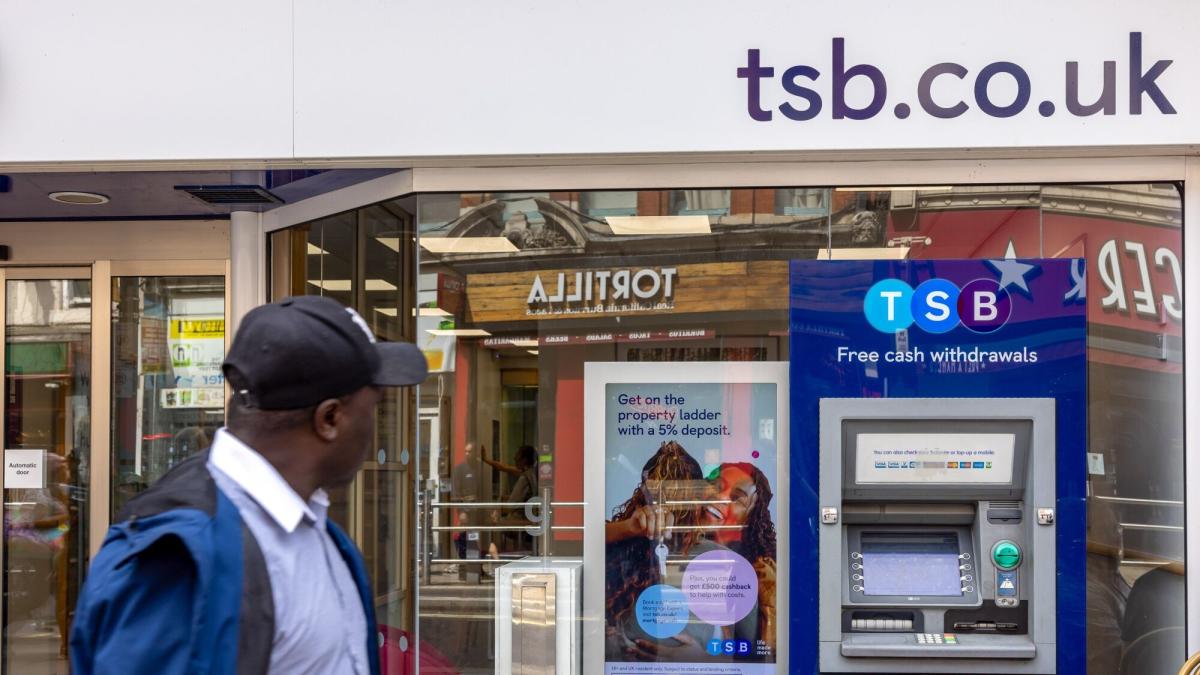 El Santander gana la puja por el TSB, filial del Sabadell, al ofrecer 3.100 millones de euros