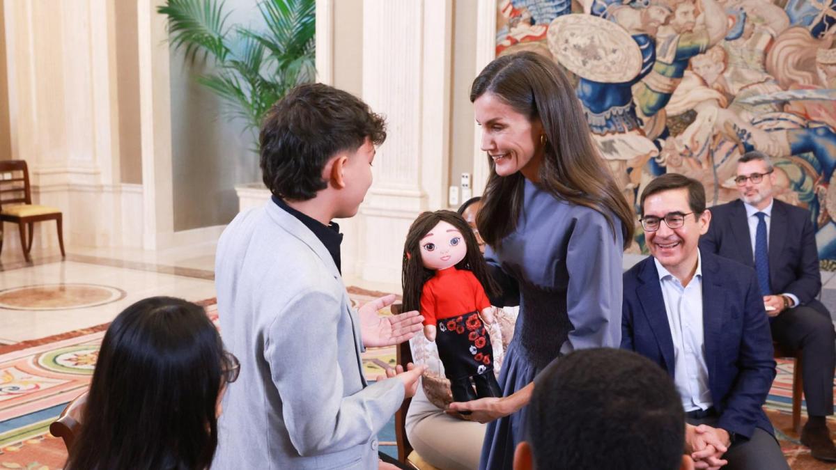Letizia da vida a una muñeca de trapo con su cara y su ropa
