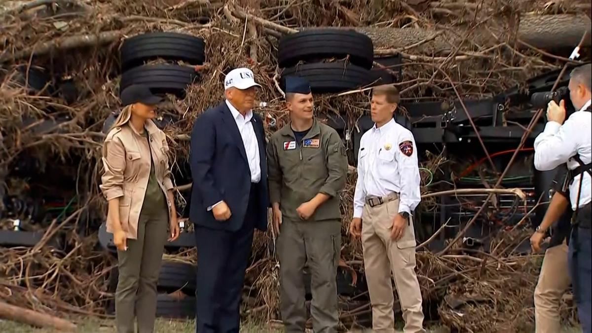 “Un río estrecho se convirtió en un monstruo”: Trump visita las zonas afectadas por la inundación en Texas