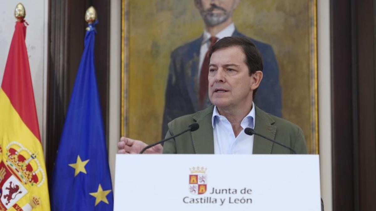 Mañueco defiende su gestión ante el fuego mientras crecen las críticas