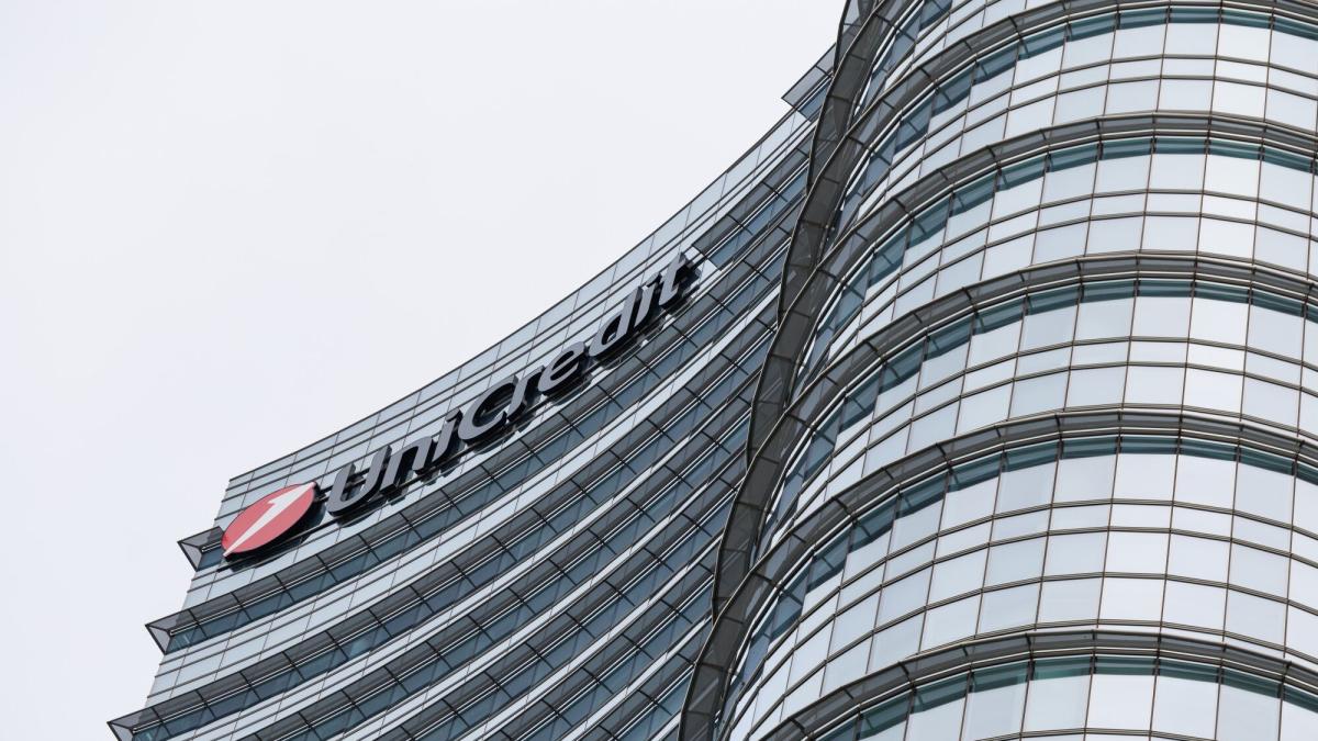 Las fusiones bancarias bullen en Europa entre opas hostiles y resistencia política