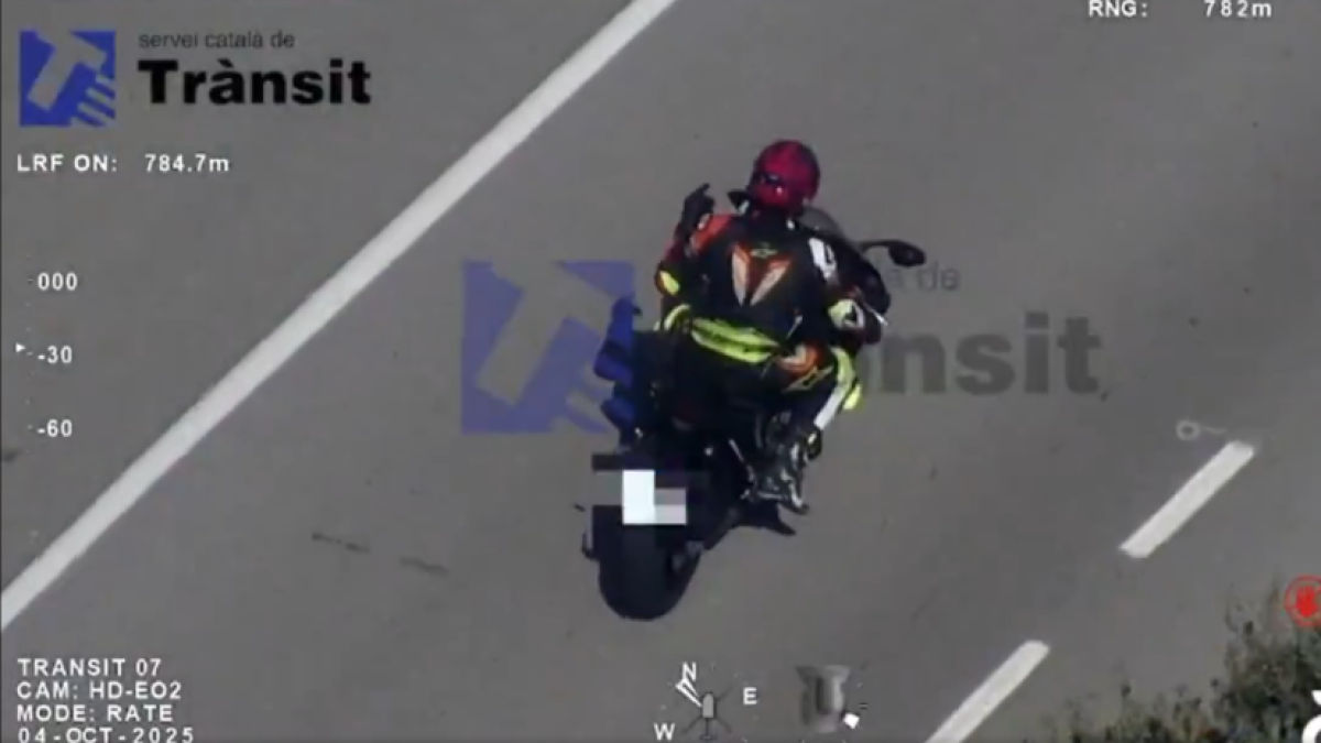 Un motorista avisa a otros conductores de la presencia del helicóptero de Trànsit , pero le acaban multando por una infracción que la gente no entiende: “¿Habéis perdido el juicio?”