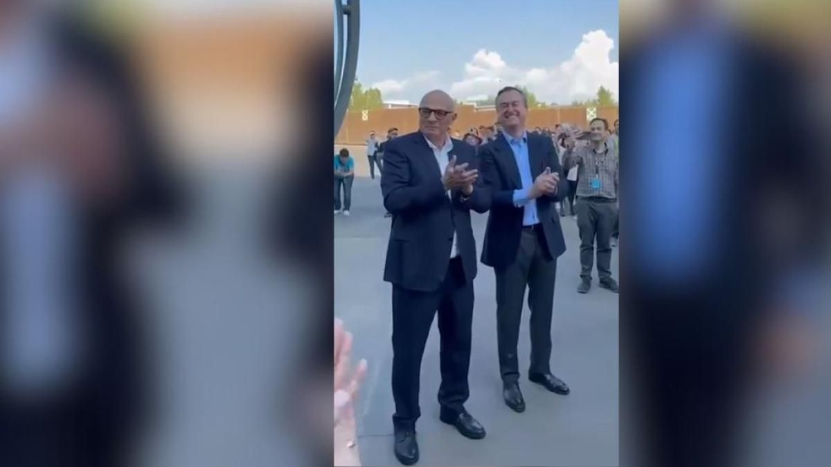 La ovación de los trabajadores de la sede del Sabadell a Josep Oliu tras el fracaso de la opa