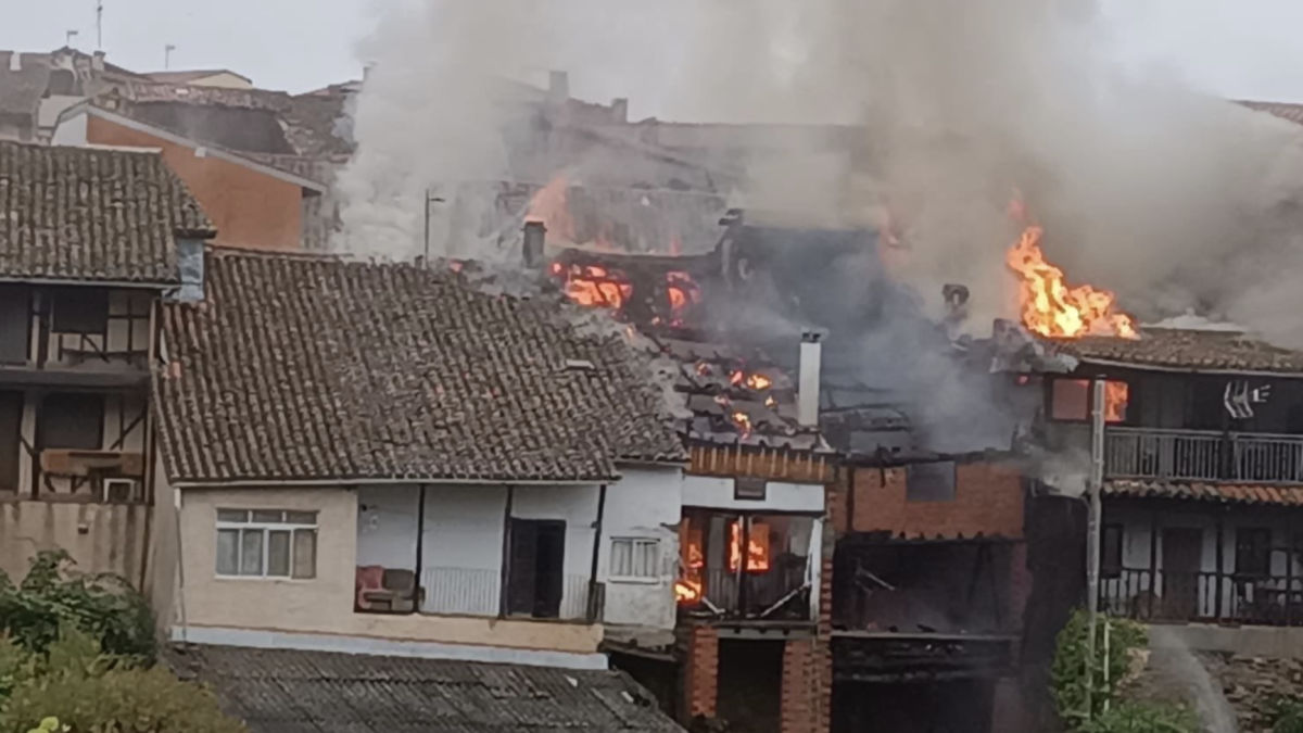 Aparatoso incendio de cuatro viviendas ocupadas en Villanueva del Conde