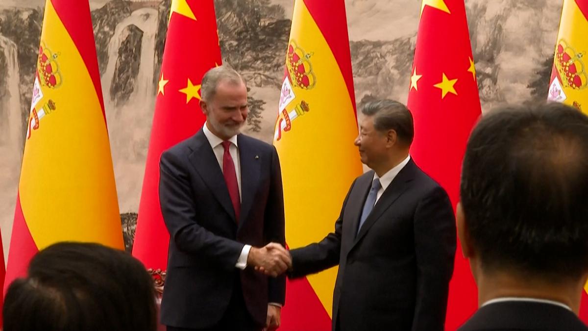 Niños, flores y música de Falla para recibir a los Reyes en la plaza de Tiananmen