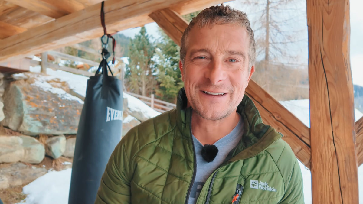Bear Grylls, ‘El último superviviente’, 51 años: “Cada semana me cuelgo 100 segundos de una barra; me hago mayor, pero con ejercicios simples me basta”
