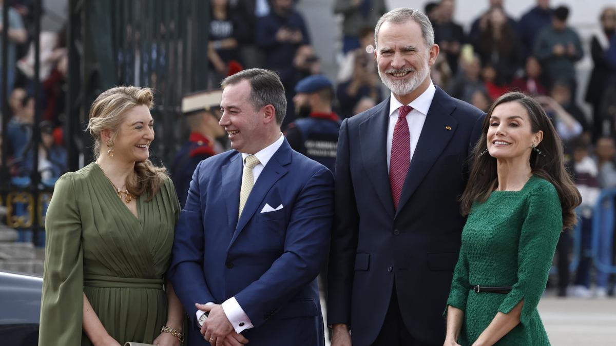 Felipe y Letizia reciben a los grandes duques de Luxemburgo a cuerpo de Rey