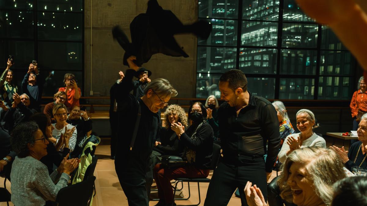 Baríshnikov se arranca a bailar con Manuel Liñán en la fiesta flamenca de Manhattan