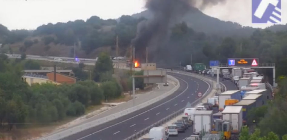 El incendio de un vehículo corta la A-2 en el Bruc en ambos sentidos de la marcha