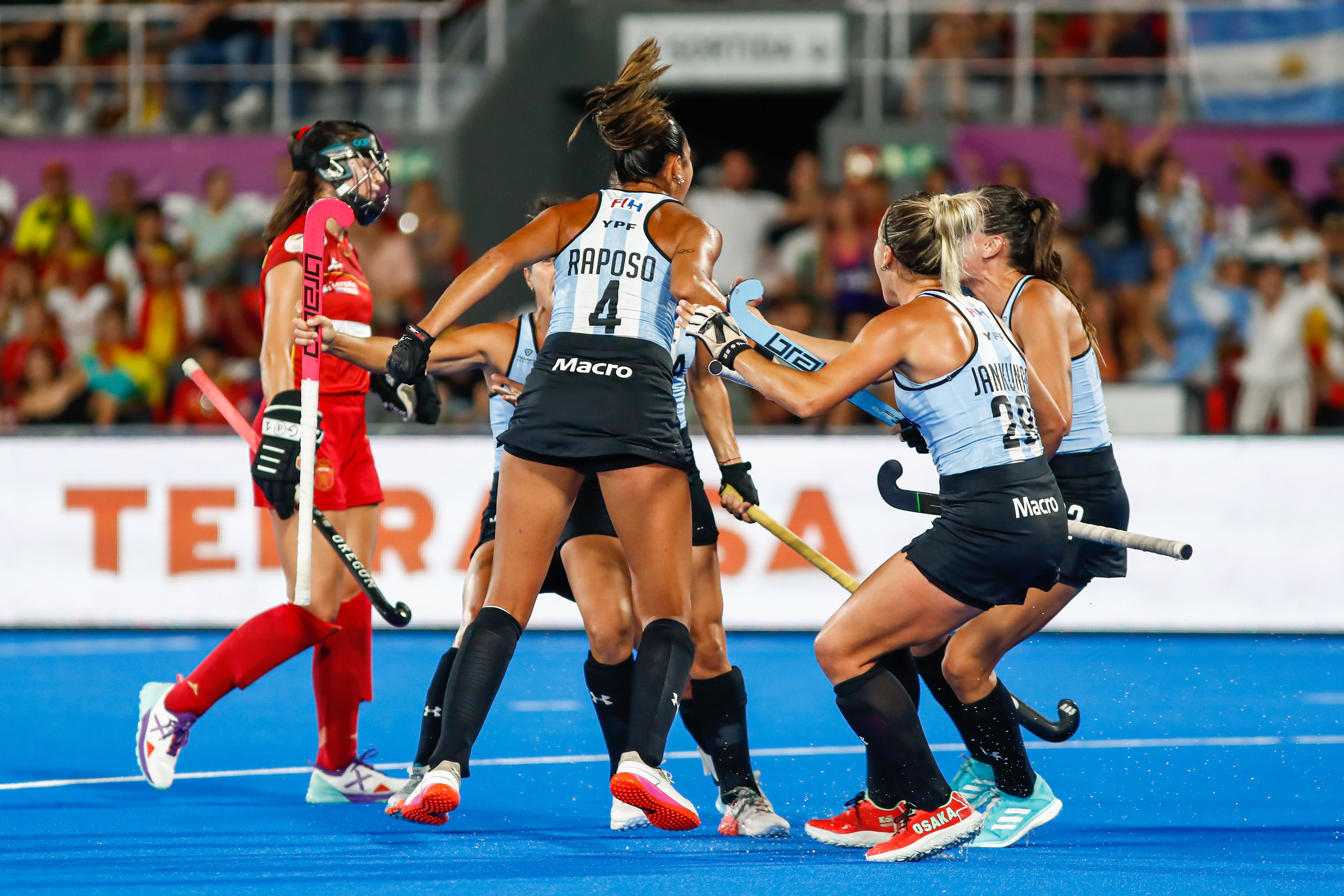 Las redsticks sucumben ante su bestia negra