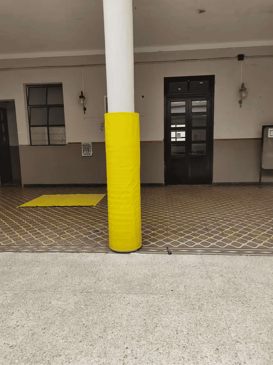 Lona de seguridad en un poste