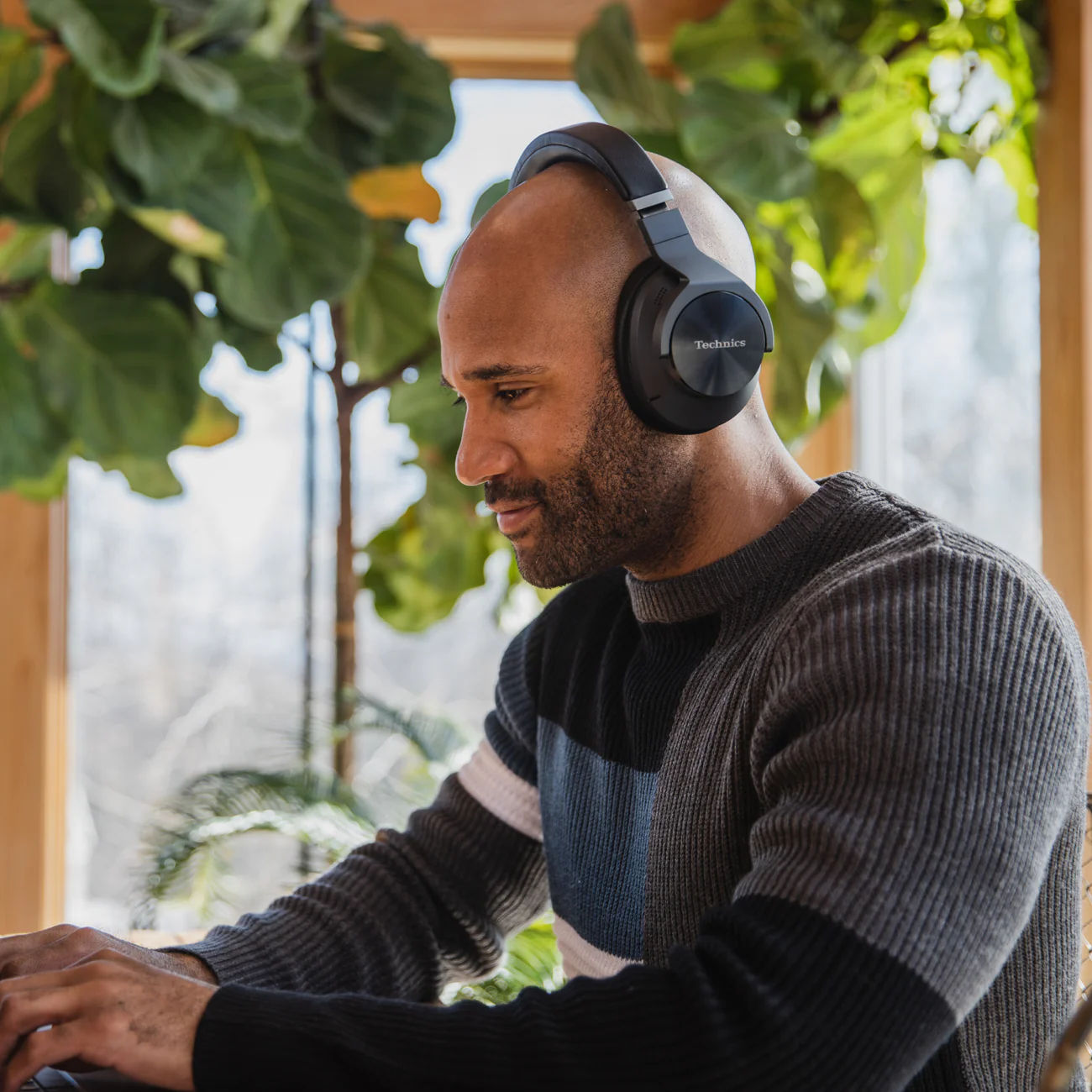 Noise Cancelling Over-Ear Headphones - Image 3