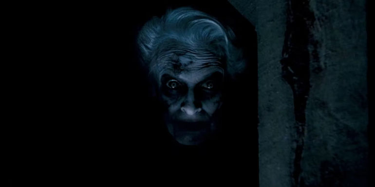 Judith Roberts as Mary Shaw peering from the darkness in Dead Silence
