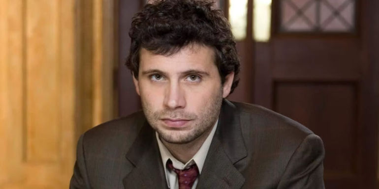 Cyrus Lupo (Jeremy Sisto) in a suit looking at the camera in Law & Order