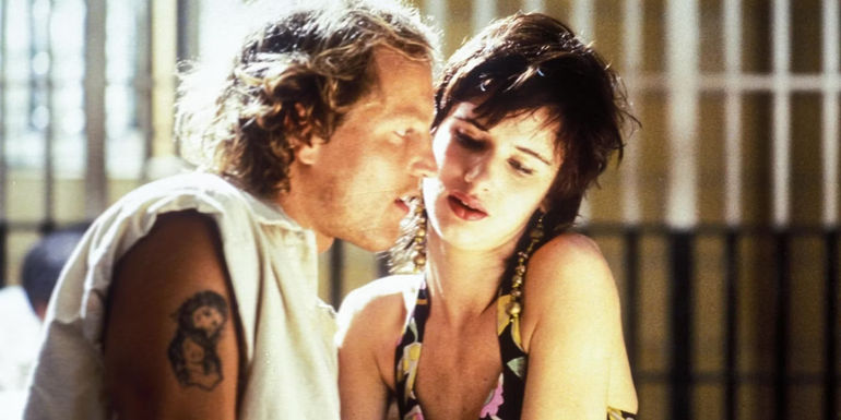 Woody Harrelson as Mickey Knox and Juliette Lewis as Mallory Wilson Knox in a jail cell in Natural Born Killers