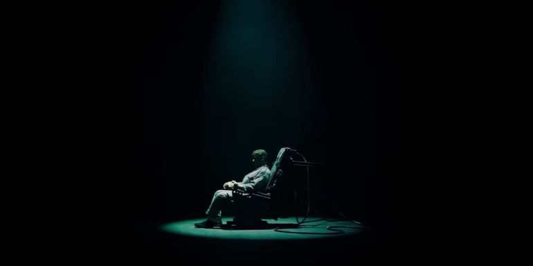 Sly Stallone as Ray Breslin waking up in prison in Escape Plan 2