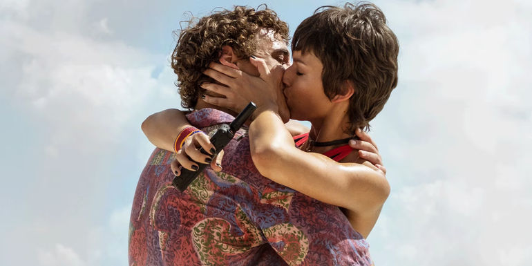 Tokyo and Rio kissing in the sun in Money Heist.