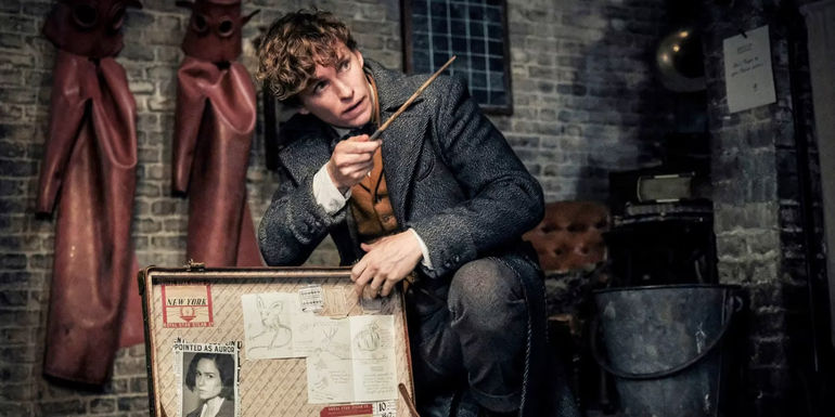 Newt Scamander (Eddie Redmayne) pointing his wand in Fantastic Beasts