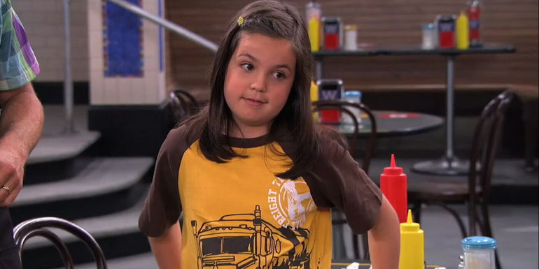 Bailee Madison as Maxine Looking to the Side in Wizards of Waverly Place